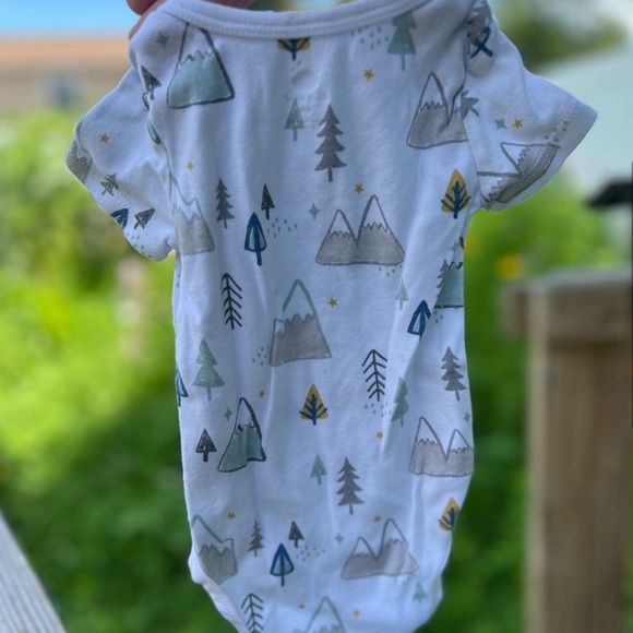 LOT OF THREE short sleeve onesies, size 0-3 months - Picture 7 of 8